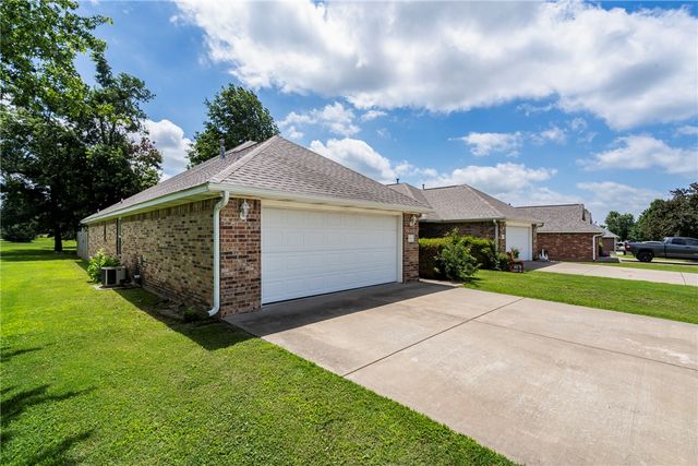 211 Ravenwood Boulevard, Siloam Springs, AR 72761