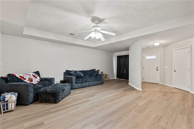 211 Ravenwood Boulevard, Siloam Springs, AR 72761
