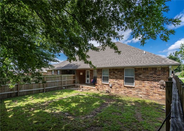 211 Ravenwood Boulevard, Siloam Springs, AR 72761