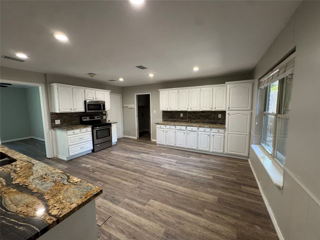 125 Redwood Drive, Highland Village, TX 75077