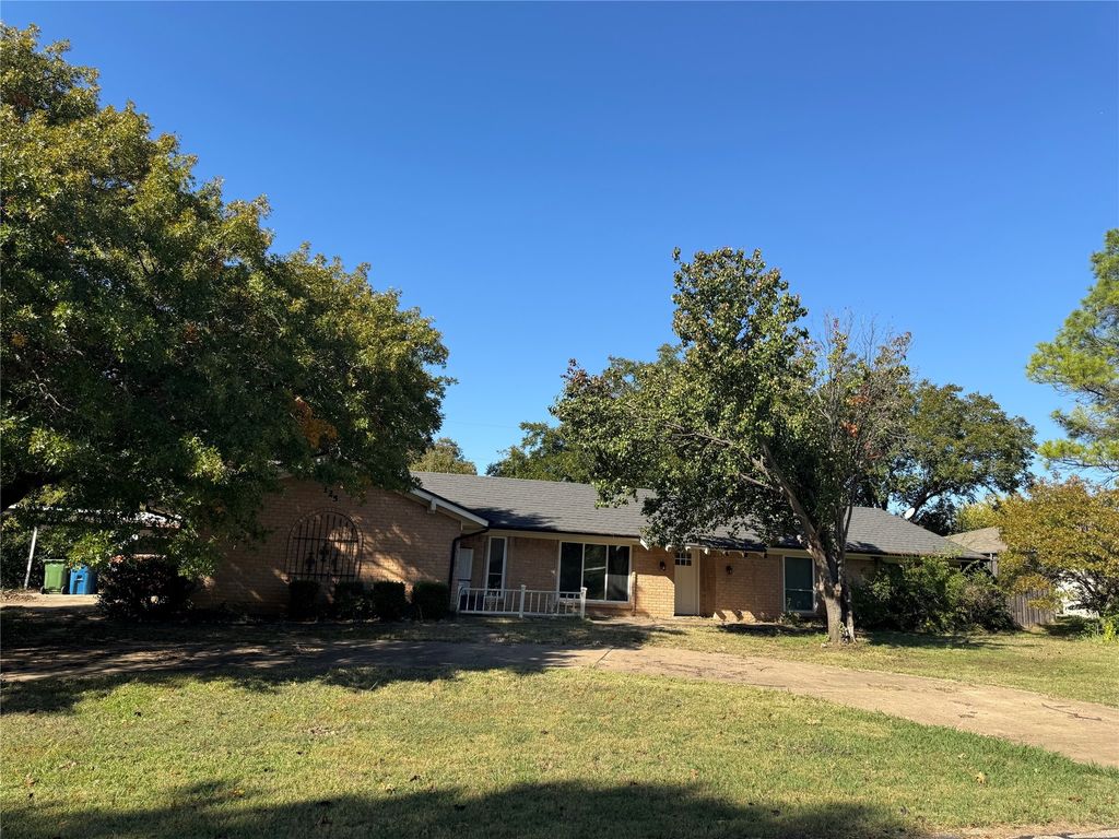 125 Redwood Drive, Highland Village, TX 75077