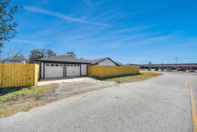 2701 Mustang Road, Alvin, TX 77511