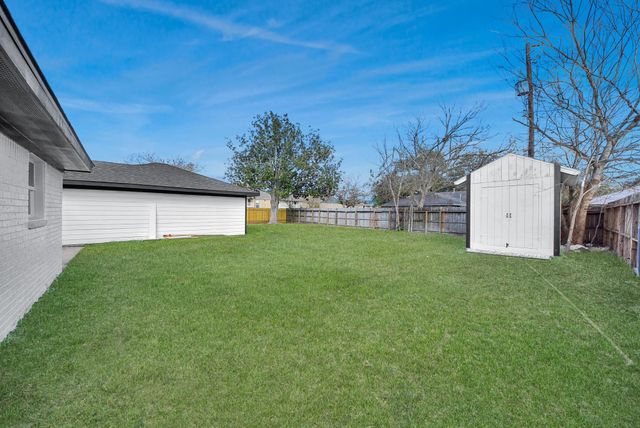 2701 Mustang Road, Alvin, TX 77511