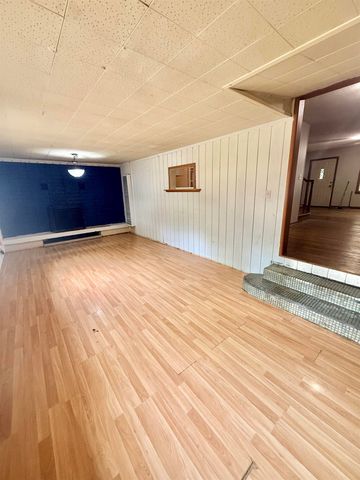 733 S Crestway Ave, Wichita, KS 67218