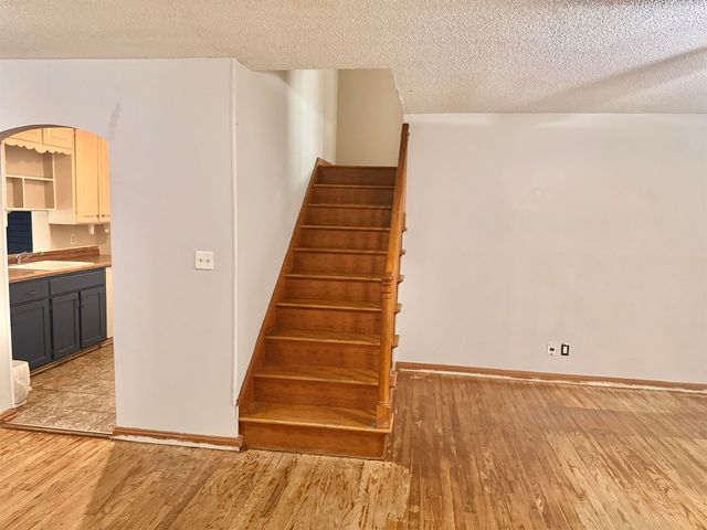 733 S Crestway Ave, Wichita, KS 67218
