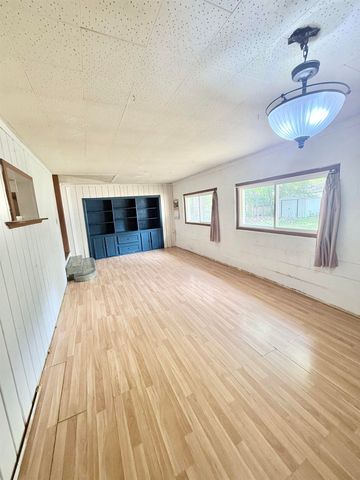 733 S Crestway Ave, Wichita, KS 67218