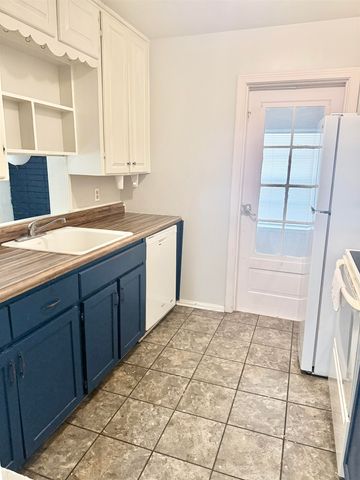 733 S Crestway Ave, Wichita, KS 67218