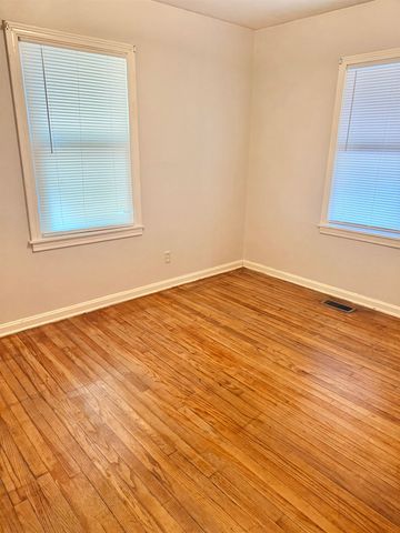 733 S Crestway Ave, Wichita, KS 67218
