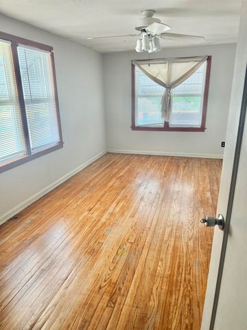 733 S Crestway Ave, Wichita, KS 67218