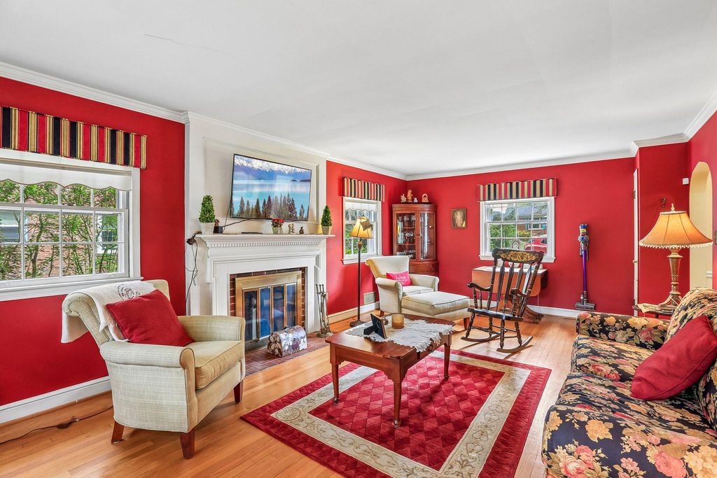 Image 3 of property listing at 221 PATUXENT RD, Laurel, MD 20707