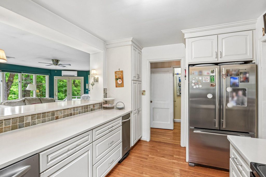 Image 9 of property listing at 221 PATUXENT RD, Laurel, MD 20707