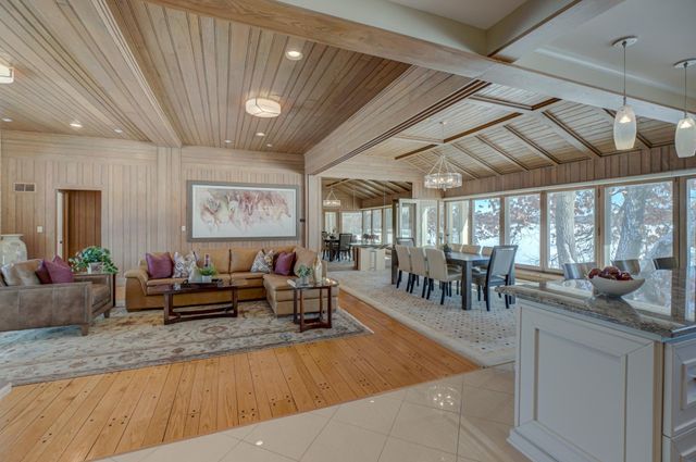 4 W Shore Road, North Oaks, MN 55127