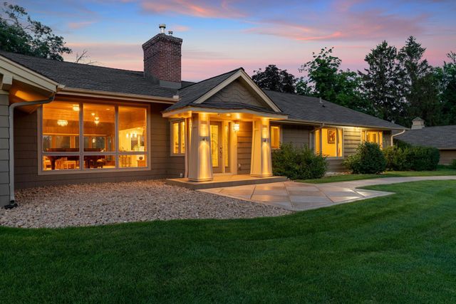4 W Shore Road, North Oaks, MN 55127