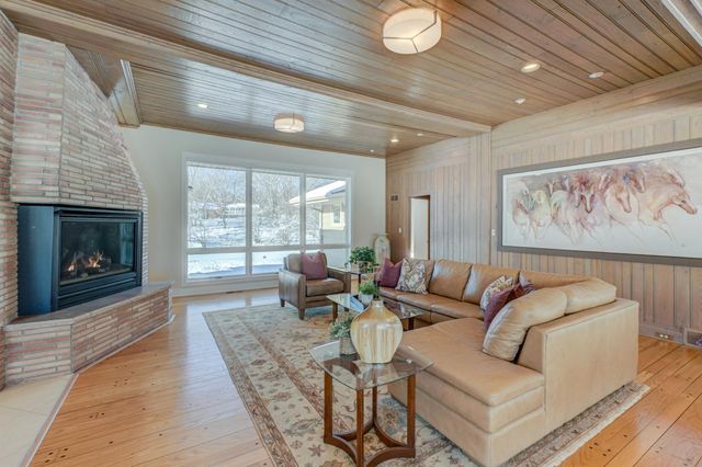 4 W Shore Road, North Oaks, MN 55127