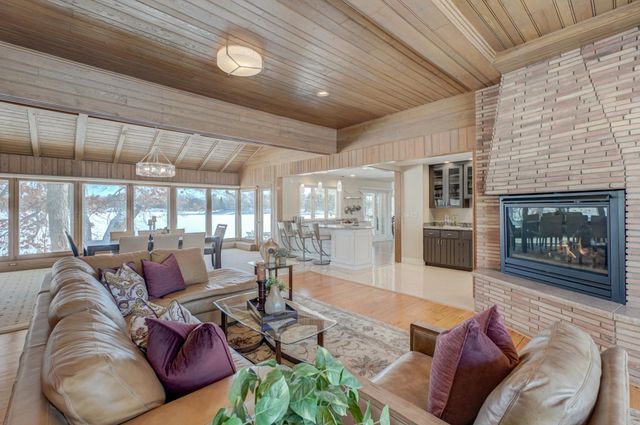 4 W Shore Road, North Oaks, MN 55127