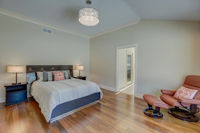 4 W Shore Road, North Oaks, MN 55127