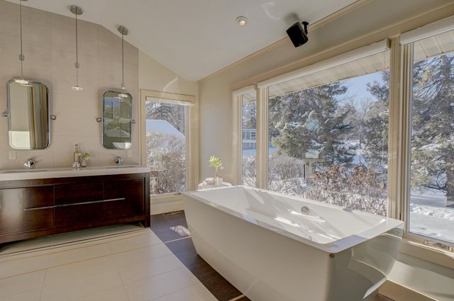 4 W Shore Road, North Oaks, MN 55127