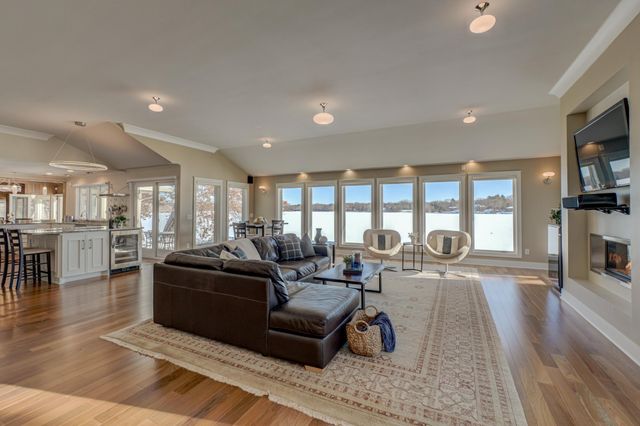 4 W Shore Road, North Oaks, MN 55127