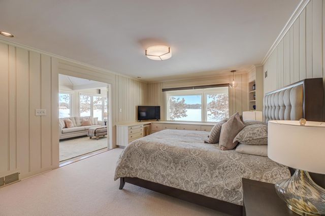 4 W Shore Road, North Oaks, MN 55127