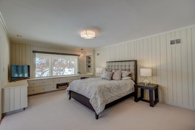 4 W Shore Road, North Oaks, MN 55127