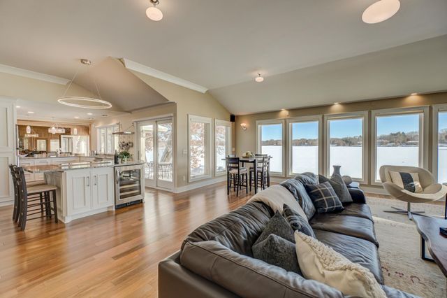 4 W Shore Road, North Oaks, MN 55127