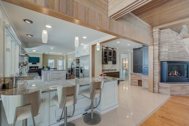 4 W Shore Road, North Oaks, MN 55127