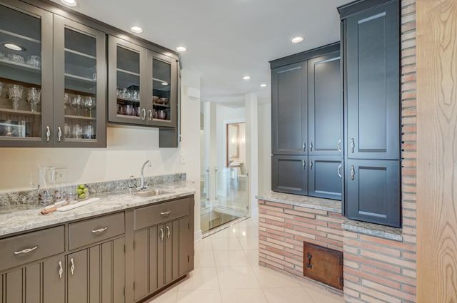 4 W Shore Road, North Oaks, MN 55127