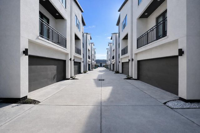 10806 Warwana Road C, Houston, TX 77043