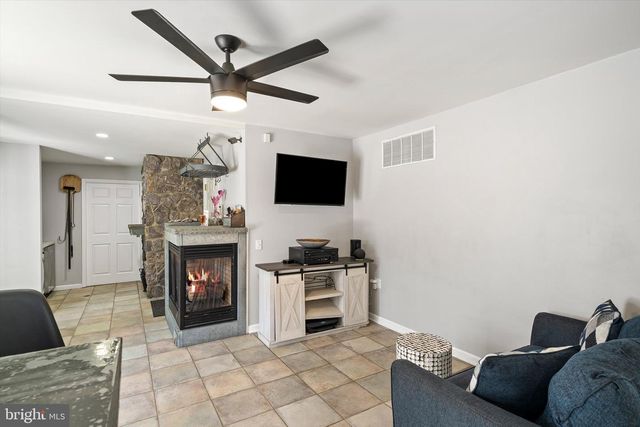 4 TWAIN DR, Allentown, NJ 08501