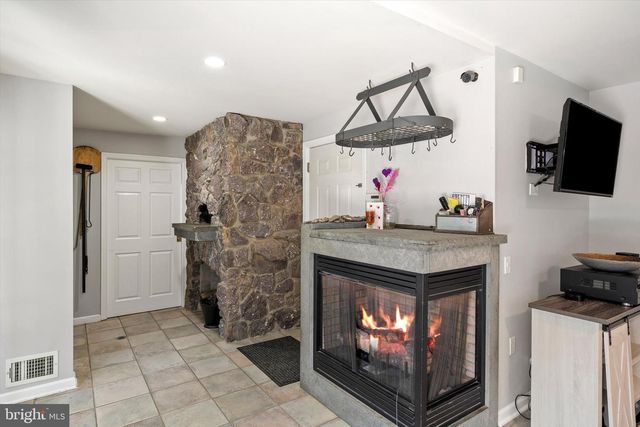 4 TWAIN DR, Allentown, NJ 08501
