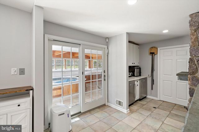 4 TWAIN DR, Allentown, NJ 08501