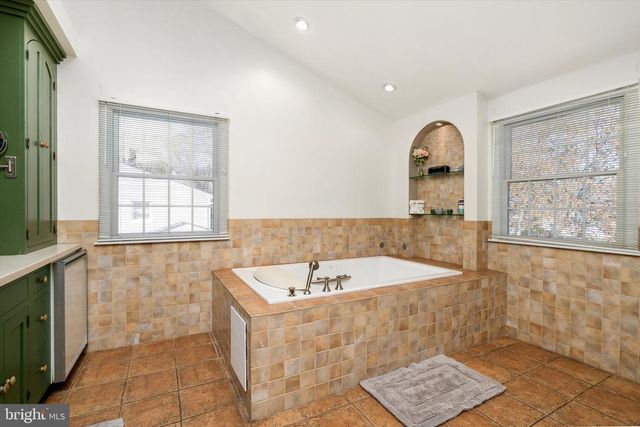 4 TWAIN DR, Allentown, NJ 08501
