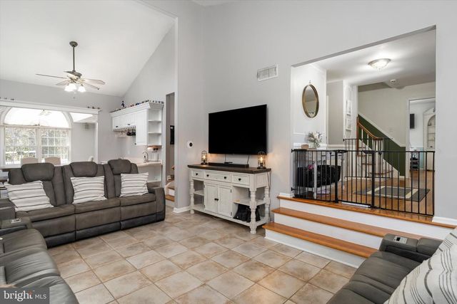 4 TWAIN DR, Allentown, NJ 08501