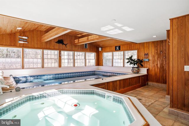 4 TWAIN DR, Allentown, NJ 08501