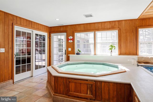 4 TWAIN DR, Allentown, NJ 08501
