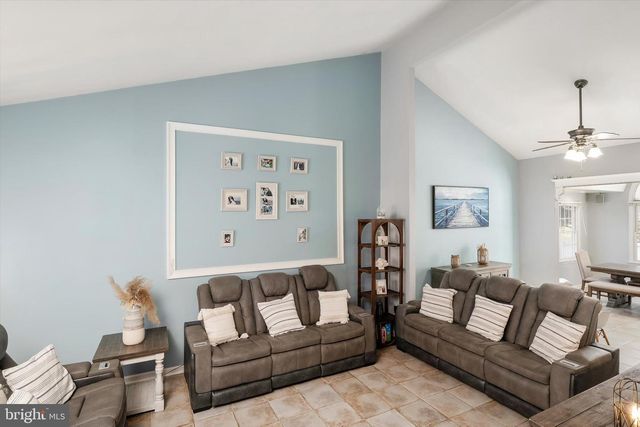 4 TWAIN DR, Allentown, NJ 08501