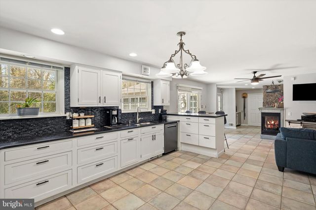 4 TWAIN DR, Allentown, NJ 08501
