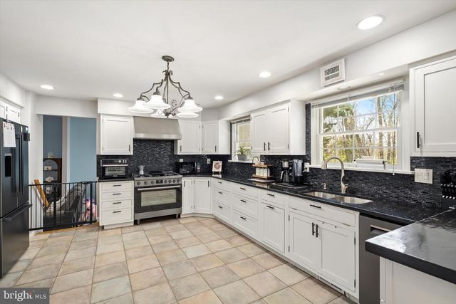 4 TWAIN DR, Allentown, NJ 08501