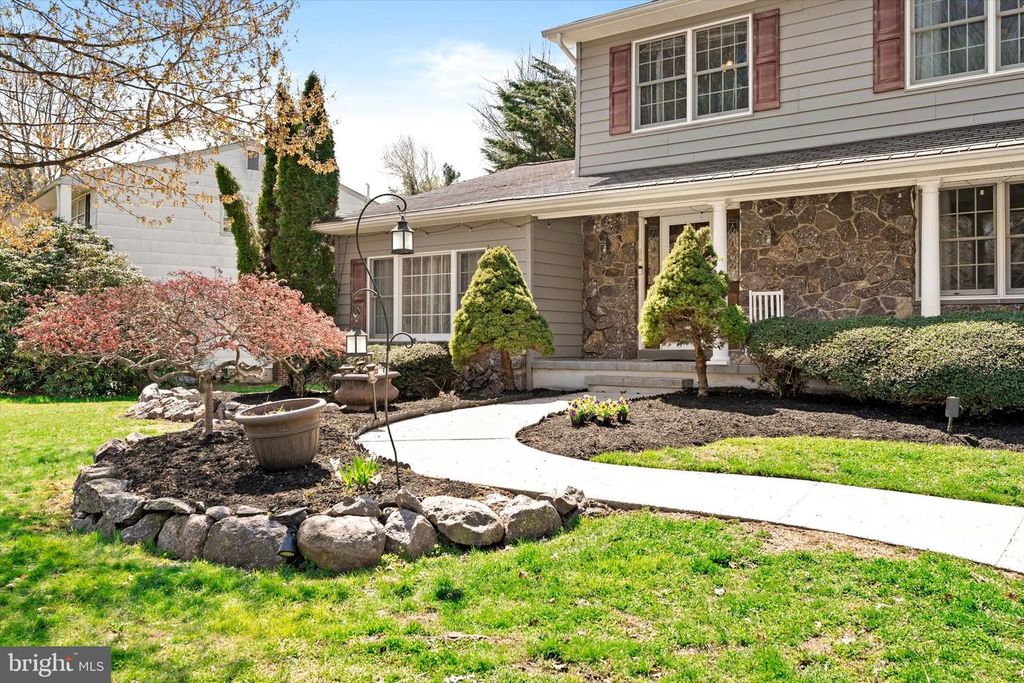 4 TWAIN DR, Allentown, NJ 08501