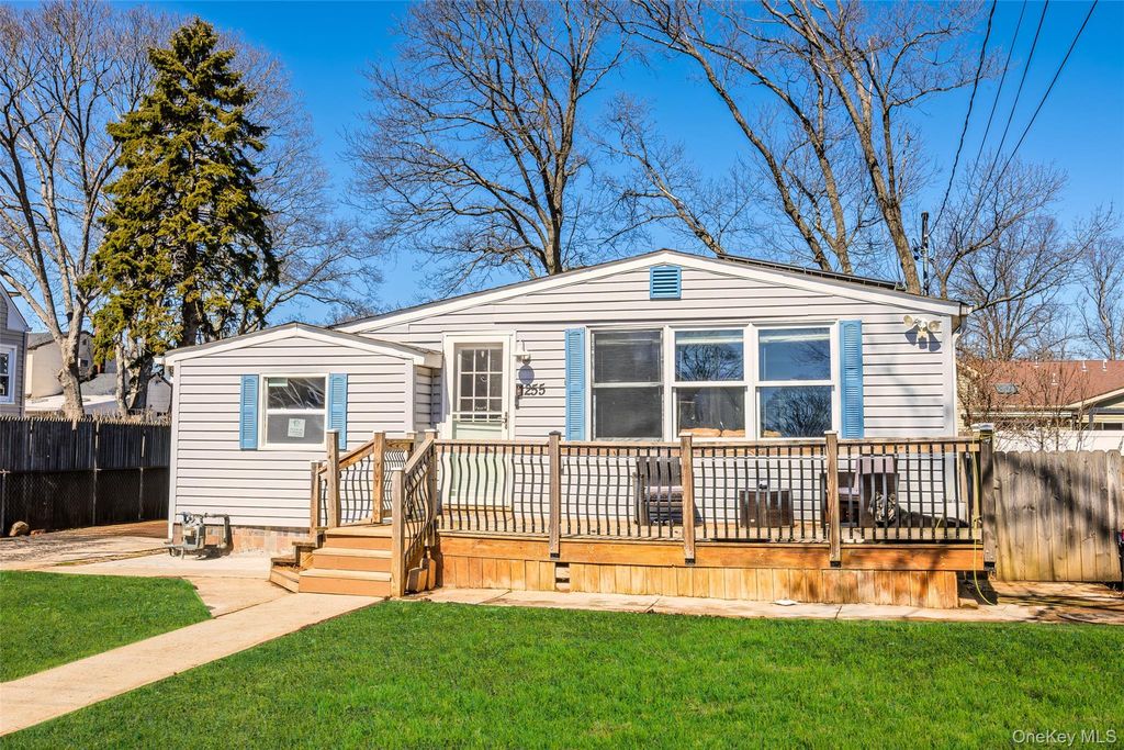 255 26th Street, Copiague, NY 11726