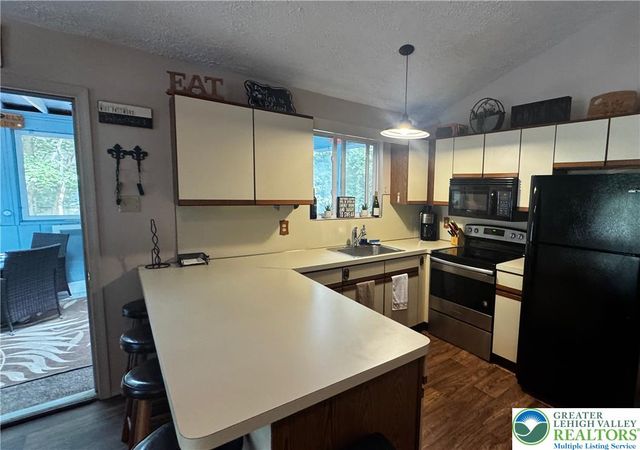33 Eliot Lane, Penn Forest Twp, PA 18210