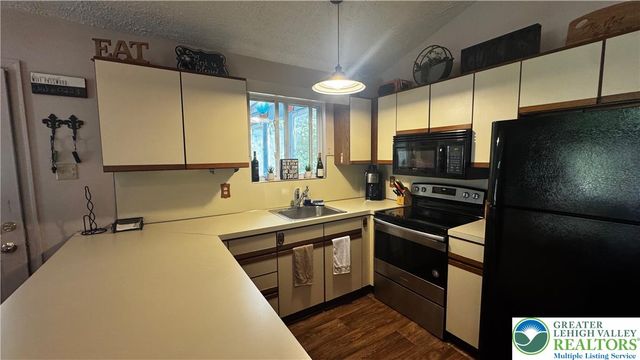 33 Eliot Lane, Penn Forest Twp, PA 18210