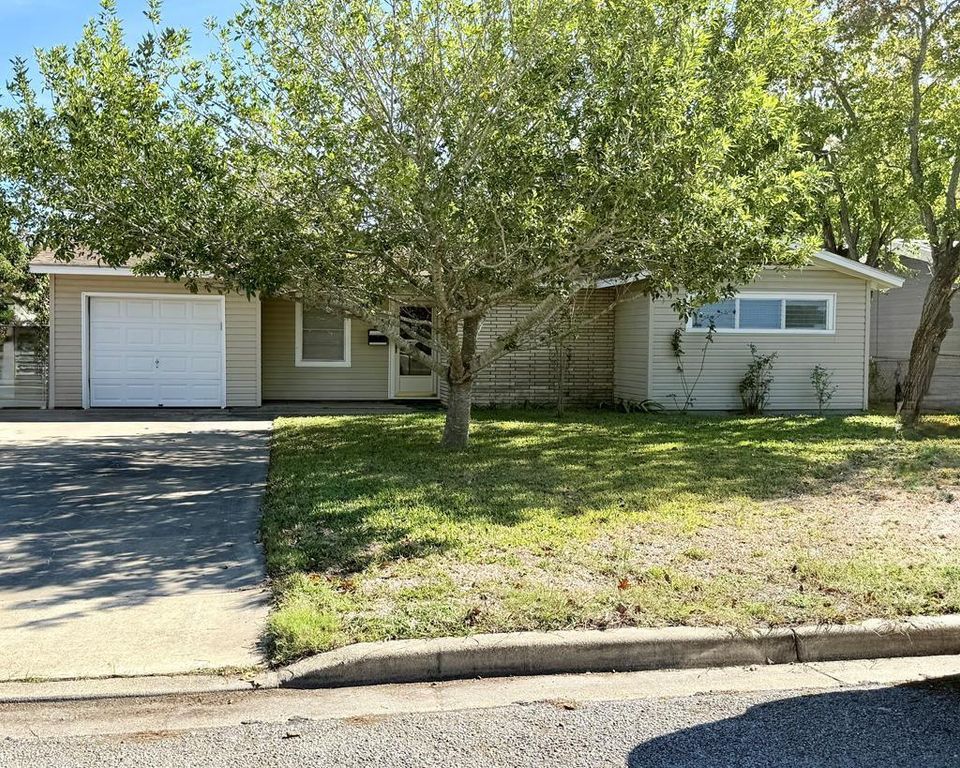 216 Burnet Street, Port Lavaca, TX 77979