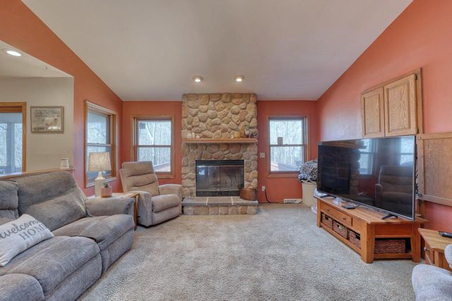 W276S4440 Elk Valley COURT, Waukesha, WI 53189