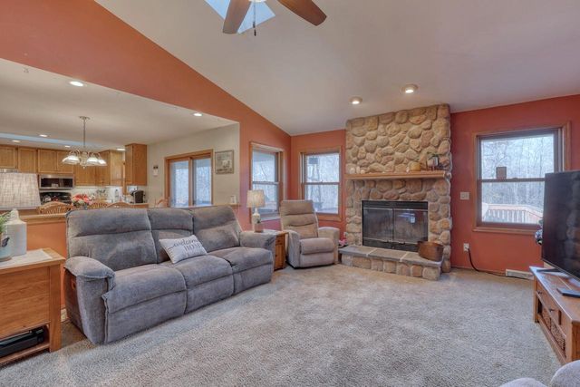 W276S4440 Elk Valley COURT, Waukesha, WI 53189