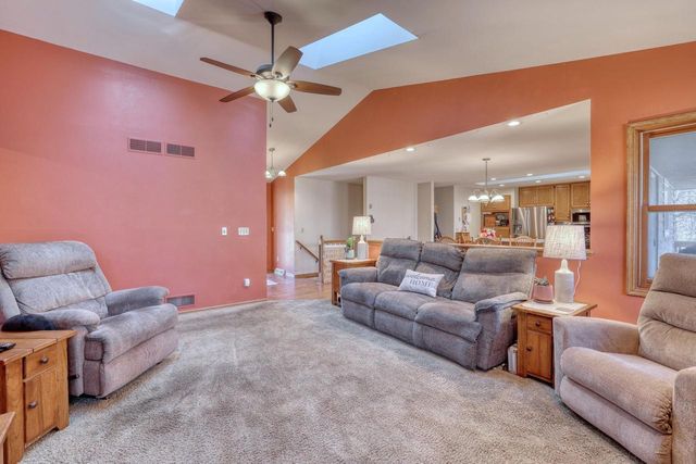 W276S4440 Elk Valley COURT, Waukesha, WI 53189