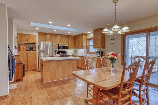 W276S4440 Elk Valley COURT, Waukesha, WI 53189