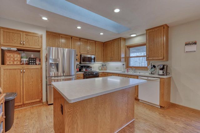 W276S4440 Elk Valley COURT, Waukesha, WI 53189