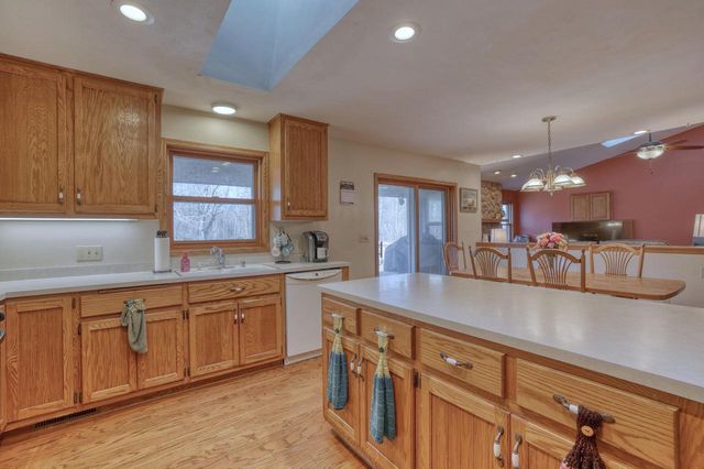 W276S4440 Elk Valley COURT, Waukesha, WI 53189