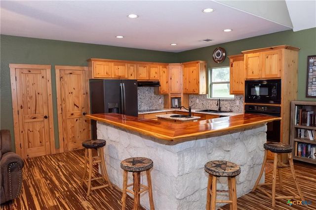 211 Cambridge DR, New Braunfels, TX 78132